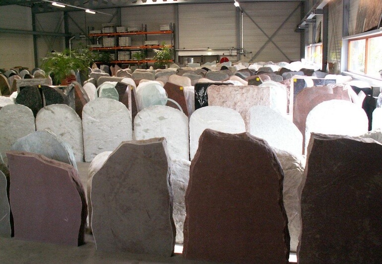 Grafmonumenten van Europees natuursteen in Soesterberg